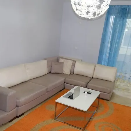 Lovely Front Apartment.