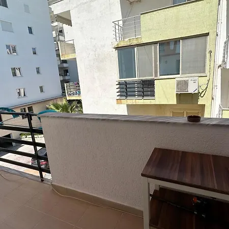 Lovely Front Apartment. 아파트 골렘