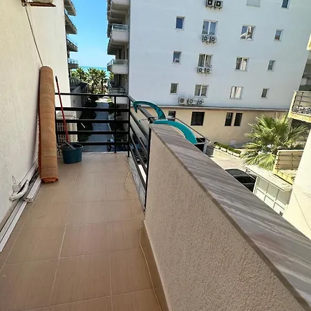 Lovely Front Apartment. *